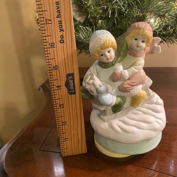 Musical 7” Figure Sledding Those Were the Days Ceramic Vintage - Picture 6 of 8